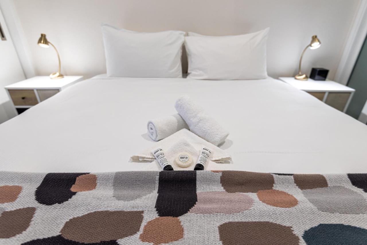 Fernz Motel & Apartments Birkenhead Auckland Exterior photo A bed with a duvet
