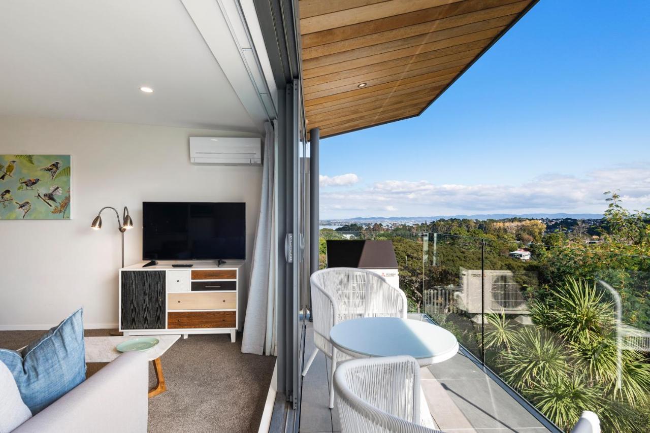 Fernz Motel & Apartments Birkenhead Auckland Exterior photo A balcony in a residential apartment