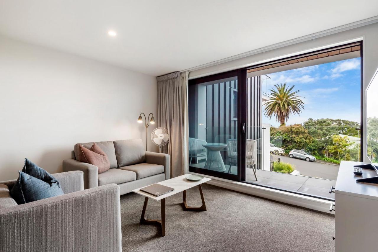 Fernz Motel & Apartments Birkenhead Auckland Exterior photo A living room in a typical apartment