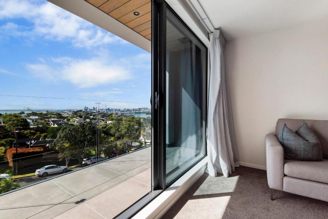 Fernz Motel & Apartments Birkenhead Auckland Exterior photo A sliding window
