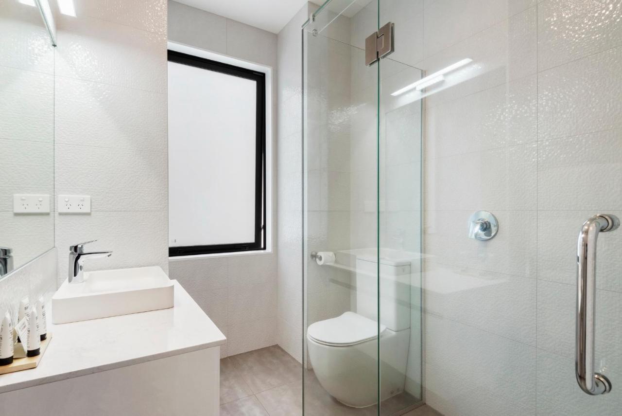Fernz Motel & Apartments Birkenhead Auckland Exterior photo A shower enclosure