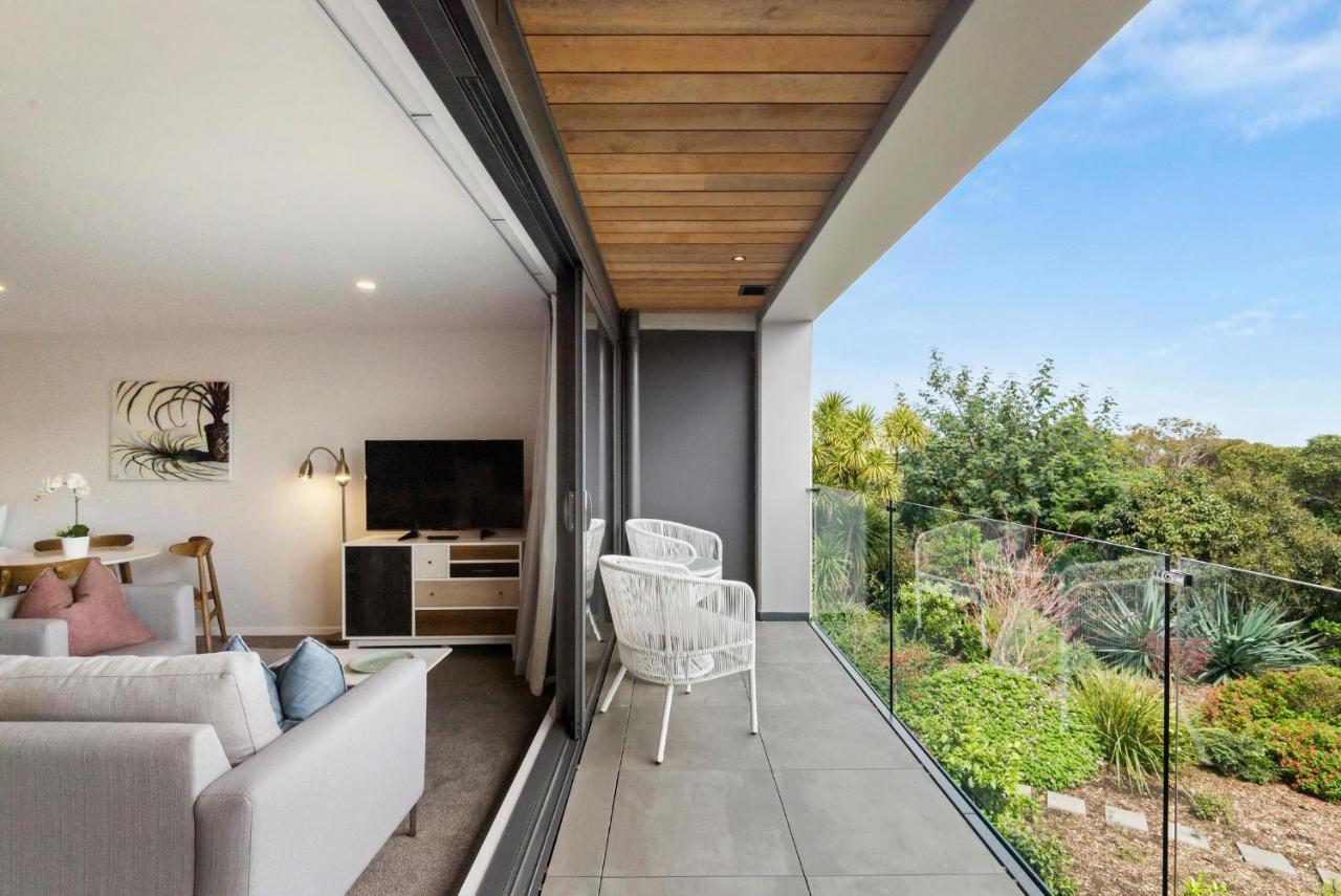 Fernz Motel & Apartments Birkenhead Auckland Exterior photo A balcony in a residential apartment