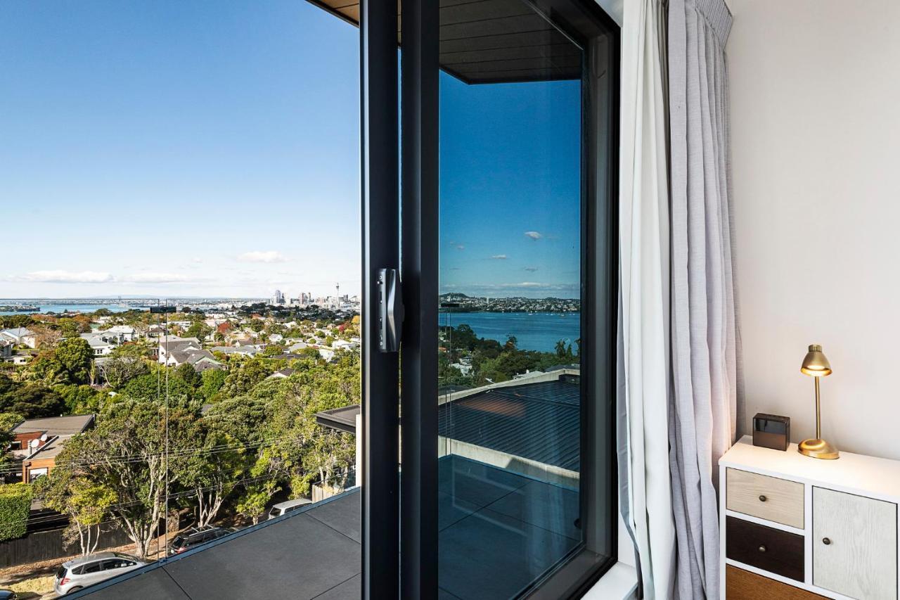 Fernz Motel & Apartments Birkenhead Auckland Exterior photo A sliding window