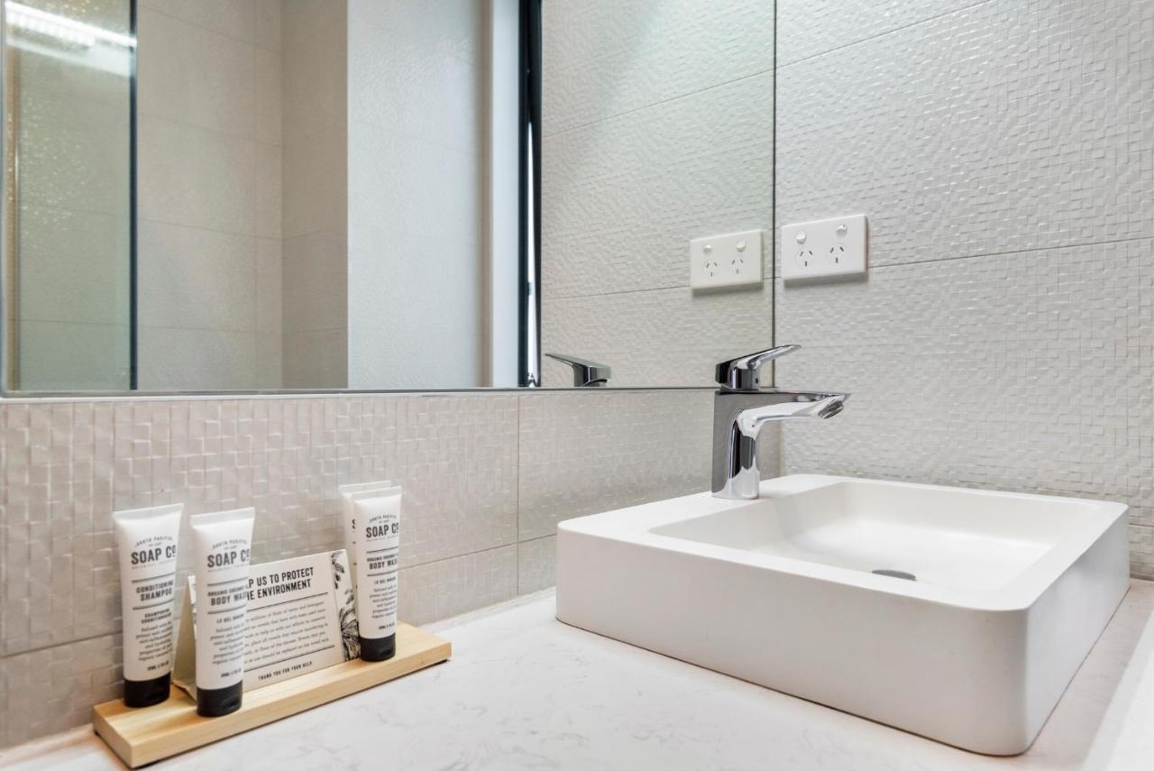 Fernz Motel & Apartments Birkenhead Auckland Exterior photo G.H.M. products in a hotel bathroom