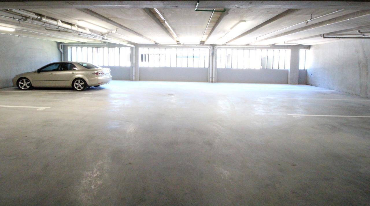 Fernz Motel & Apartments Birkenhead Auckland Exterior photo A car in a parking garage